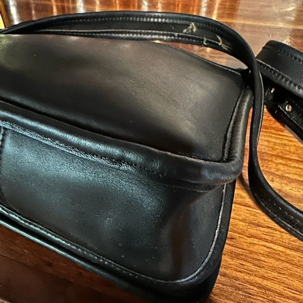 Legacy Vintage Coach. No. LOZ -9145. 1990s. Magnetic Flap Crossbody